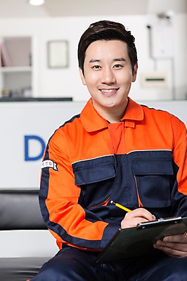 포토 JPG 직업 남자 모션 안내 작업복 한명 미소 들기 사람 앉기 동양인 상반신 성인 앞모습 30대 사무실 연필 한국인 도움 자신감 엔지니어 계약 상담 문서 카센터 남자만 남자한명만 성인남자만 성인한명만 성인남자한명만 장년만 장년남자만 장년남자한명만 성인만 국내포토 1 옷 감정 뷰포인트 컨셉 비즈니스 학용품 표정 인종 장년 필기구 센터 기술자 파일형식