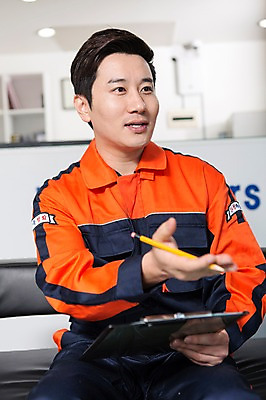 포토 JPG 직업 남자 모션 안내 작업복 대화 한명 들기 사람 앉기 동양인 상반신 성인 앞모습 30대 사무실 연필 한국인 도움 자신감 엔지니어 상담 문서 카센터 남자만 남자한명만 성인남자만 성인한명만 성인남자한명만 장년만 장년남자만 장년남자한명만 성인만 국내포토 1 옷 감정 뷰포인트 컨셉 비즈니스 학용품 말하기 인종 장년 필기구 센터 기술자 파일형식