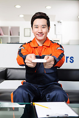 포토 JPG 직업 남자 모션 명함 안내 작업복 한명 미소 들기 사람 앉기 동양인 상반신 성인 앞모습 30대 소파 사무실 연필 한국인 도움 자신감 엔지니어 주기 상담 문서 카센터 남자만 남자한명만 성인남자만 성인한명만 성인남자한명만 장년만 장년남자만 장년남자한명만 성인만 국내포토 1 옷 감정 뷰포인트 컨셉 의자 비즈니스 학용품 표정 인종 장년 필기구 센터 기술자 파일형식
