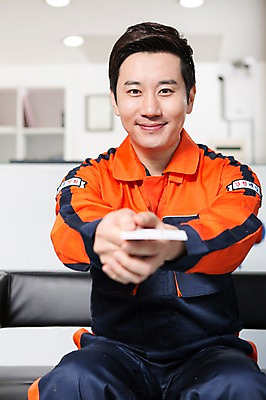 포토 JPG 직업 남자 모션 명함 작업복 한명 미소 들기 사람 앉기 동양인 상반신 성인 앞모습 30대 소파 사무실 한국인 도움 자신감 엔지니어 주기 카센터 남자만 남자한명만 성인남자만 성인한명만 성인남자한명만 장년만 장년남자만 장년남자한명만 성인만 국내포토 1 옷 감정 뷰포인트 컨셉 의자 비즈니스 표정 인종 장년 센터 기술자 파일형식