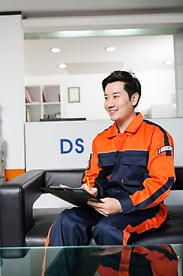 포토 JPG 직업 남자 모션 탁자 안내 작업복 한명 미소 들기 사람 앉기 동양인 상반신 성인 앞모습 30대 소파 사무실 연필 한국인 도움 자신감 엔지니어 상담 문서 카센터 남자만 남자한명만 성인남자만 성인한명만 성인남자한명만 장년만 장년남자만 장년남자한명만 성인만 국내포토 1 옷 감정 뷰포인트 가구 컨셉 의자 비즈니스 학용품 표정 인종 장년 필기구 센터 기술자 파일형식