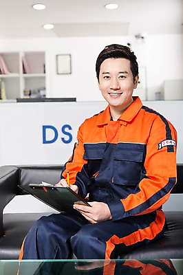 포토 JPG 직업 남자 모션 탁자 안내 작업복 한명 미소 들기 사람 앉기 동양인 상반신 성인 앞모습 30대 소파 사무실 연필 한국인 도움 자신감 엔지니어 상담 문서 카센터 남자만 남자한명만 성인남자만 성인한명만 성인남자한명만 장년만 장년남자만 장년남자한명만 성인만 국내포토 1 옷 감정 뷰포인트 가구 컨셉 의자 비즈니스 학용품 표정 인종 장년 필기구 센터 기술자 파일형식