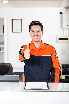 포토 JPG 직업 남자 의자 모션 작업복 한명 서기 미소 사람 동양인 손짓 상반신 성인 앞모습 30대 한국인 최고 도움 자신감 엔지니어 계산대 문서 카센터 남자만 남자한명만 성인남자만 성인한명만 성인남자한명만 장년만 장년남자만 장년남자한명만 성인만 국내포토 1 옷 감정 뷰포인트 가구 컨셉 표정 인종 장년 센터 기술자 파일형식