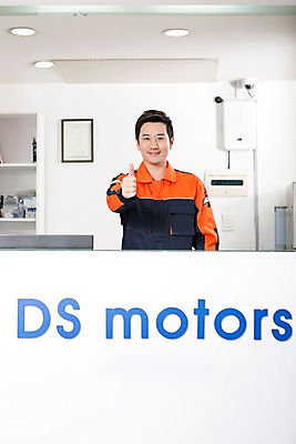 포토 JPG 직업 남자 모션 작업복 한명 서기 미소 사람 동양인 손짓 상반신 성인 앞모습 30대 한국인 최고 도움 자신감 엔지니어 계산대 카센터 남자만 남자한명만 성인남자만 성인한명만 성인남자한명만 장년만 장년남자만 장년남자한명만 성인만 국내포토 1 옷 감정 뷰포인트 컨셉 표정 인종 장년 센터 기술자 파일형식