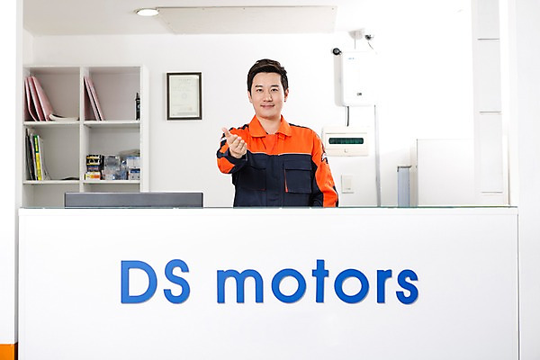 포토 JPG 직업 남자 모션 작업복 한명 서기 미소 사람 동양인 손짓 상반신 성인 앞모습 30대 한국인 도움 자신감 엔지니어 계산대 손내밀기 카센터 남자만 남자한명만 성인남자만 성인한명만 성인남자한명만 장년만 장년남자만 장년남자한명만 성인만 국내포토 1 옷 감정 뷰포인트 컨셉 표정 인종 장년 센터 기술자 파일형식