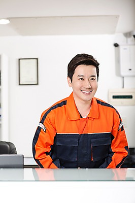 포토 JPG 직업 남자 모션 작업복 한명 서기 미소 사람 동양인 상반신 성인 앞모습 30대 한국인 인사 도움 자신감 엔지니어 계산대 카센터 남자만 남자한명만 성인남자만 성인한명만 성인남자한명만 장년만 장년남자만 장년남자한명만 성인만 국내포토 1 옷 감정 뷰포인트 컨셉 표정 인종 장년 예절 센터 기술자 파일형식