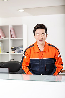 포토 JPG 직업 남자 모션 작업복 한명 서기 미소 상반신 성인 앞모습 30대 한국인 인사 도움 자신감 엔지니어 계산대 카센터 성인남자한명만 장년남자한명만 국내포토 1 옷 감정 뷰포인트 컨셉 표정 사람 동양인 장년 예절 센터 기술자 남자한명만 성인남자만 장년남자만 파일형식