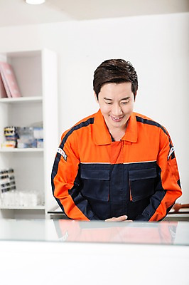 포토 JPG 직업 남자 모션 작업복 한명 서기 미소 사람 동양인 상반신 성인 앞모습 30대 한국인 인사 도움 자신감 엔지니어 계산대 카센터 남자만 남자한명만 성인남자만 성인한명만 성인남자한명만 장년만 장년남자만 장년남자한명만 성인만 국내포토 1 옷 감정 뷰포인트 컨셉 표정 인종 장년 예절 센터 기술자 파일형식