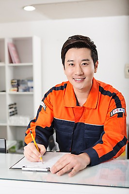 포토 JPG 직업 남자 모션 안내 작업복 한명 미소 들기 사람 동양인 상반신 성인 앞모습 30대 연필 한국인 도움 자신감 엔지니어 계산대 상담 문서 카센터 남자만 남자한명만 성인남자만 성인한명만 성인남자한명만 장년만 장년남자만 장년남자한명만 성인만 국내포토 1 옷 감정 뷰포인트 컨셉 학용품 표정 인종 장년 필기구 센터 기술자 파일형식