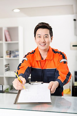 포토 JPG 직업 남자 모션 안내 작업복 한명 서기 미소 들기 사람 동양인 상반신 성인 앞모습 30대 연필 한국인 도움 자신감 엔지니어 계산대 주기 상담 문서 카센터 남자만 남자한명만 성인남자만 성인한명만 성인남자한명만 장년만 장년남자만 장년남자한명만 성인만 국내포토 1 옷 감정 뷰포인트 컨셉 학용품 표정 인종 장년 필기구 센터 기술자 파일형식