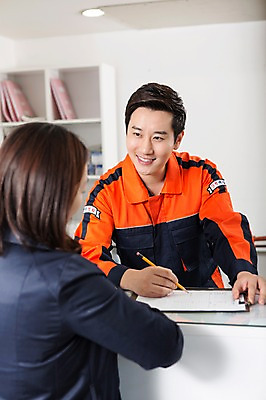 포토 JPG 직업 남자 모션 안내 작업복 대화 서기 미소 들기 사람 동양인 상반신 성인 두명 앞모습 뒷모습 30대 연필 한국인 도움 자신감 엔지니어 계산대 계약 상담 문서 카센터 남자만 성인남자만 장년만 장년남자만 성인만 국내포토 옷 감정 뷰포인트 컨셉 비즈니스 학용품 표정 말하기 인종 장년 필기구 센터 기술자 파일형식