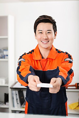 포토 JPG 직업 남자 모션 명함 작업복 한명 서기 미소 들기 사람 동양인 상반신 성인 앞모습 30대 한국인 도움 자신감 엔지니어 계산대 주기 카센터 남자만 남자한명만 성인남자만 성인한명만 성인남자한명만 장년만 장년남자만 장년남자한명만 성인만 국내포토 1 옷 감정 뷰포인트 컨셉 표정 인종 장년 센터 기술자 파일형식