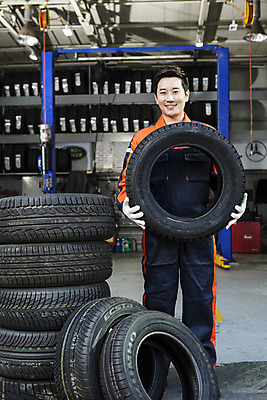 포토 JPG 전신 직업 남자 모션 작업복 한명 서기 미소 들기 사람 동양인 상반신 성인 앞모습 30대 한국인 도움 엔지니어 타이어 자동차정비 정비소 카센터 남자만 남자한명만 성인남자만 성인한명만 성인남자한명만 장년만 장년남자만 장년남자한명만 성인만 국내포토 1 옷 뷰포인트 컨셉 표정 인종 장년 센터 기술자 수리 파일형식