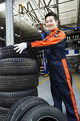 포토 JPG 전신 직업 남자 모션 작업복 한명 서기 미소 사람 동양인 손짓 성인 옆모습 30대 한국인 도움 엔지니어 수리 타이어 점검 자동차정비 정비소 카센터 남자만 남자한명만 성인남자만 성인한명만 성인남자한명만 장년만 장년남자만 장년남자한명만 성인만 국내포토 1 옷 뷰포인트 컨셉 표정 인종 장년 센터 기술자 파일형식