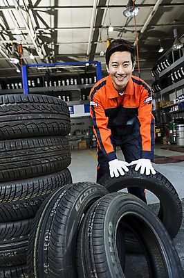 포토 JPG 직업 남자 모션 작업복 한명 서기 미소 사람 동양인 상반신 성인 앞모습 30대 한국인 도움 엔지니어 수리 타이어 점검 자동차정비 정비소 카센터 남자만 남자한명만 성인남자만 성인한명만 성인남자한명만 장년만 장년남자만 장년남자한명만 성인만 국내포토 1 옷 뷰포인트 컨셉 표정 인종 장년 센터 기술자 파일형식