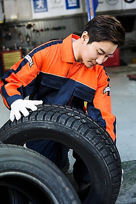 포토 JPG 직업 남자 모션 작업복 한명 사람 앉기 동양인 상반신 성인 앞모습 30대 한국인 도움 엔지니어 수리 타이어 점검 자동차정비 정비소 카센터 남자만 남자한명만 성인남자만 성인한명만 성인남자한명만 장년만 장년남자만 장년남자한명만 성인만 국내포토 1 옷 뷰포인트 컨셉 인종 장년 센터 기술자 파일형식