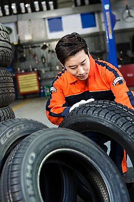 포토 JPG 직업 남자 모션 작업복 한명 사람 동양인 상반신 성인 앞모습 30대 한국인 도움 엔지니어 수리 타이어 점검 자동차정비 정비소 카센터 남자만 남자한명만 성인남자만 성인한명만 성인남자한명만 장년만 장년남자만 장년남자한명만 성인만 국내포토 1 옷 뷰포인트 컨셉 인종 장년 센터 기술자 파일형식