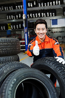 포토 JPG 직업 남자 모션 작업복 한명 미소 사람 앉기 동양인 손짓 상반신 성인 앞모습 30대 한국인 최고 도움 엔지니어 수리 타이어 점검 자동차정비 정비소 카센터 남자만 남자한명만 성인남자만 성인한명만 성인남자한명만 장년만 장년남자만 장년남자한명만 성인만 국내포토 1 옷 뷰포인트 컨셉 표정 인종 장년 센터 기술자 파일형식