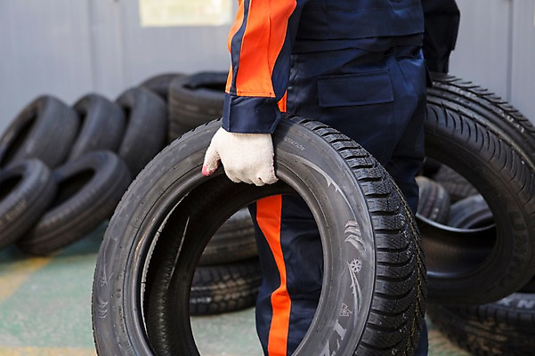 포토 JPG 직업 남자 모션 작업복 한명 들기 사람 동양인 성인 옆모습 30대 한국인 하반신 도움 엔지니어 수리 타이어 점검 자동차정비 정비소 카센터 남자만 남자한명만 성인남자만 성인한명만 성인남자한명만 장년만 장년남자만 장년남자한명만 성인만 국내포토 1 옷 뷰포인트 컨셉 인종 장년 센터 기술자 파일형식
