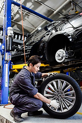 포토 JPG 전신 직업 남자 모션 자동차 작업복 한명 사람 앉기 동양인 성인 옆모습 30대 한국인 도움 엔지니어 수리 타이어 점검 자동차정비 정비소 카센터 남자만 남자한명만 성인남자만 성인한명만 성인남자한명만 장년만 장년남자만 장년남자한명만 성인만 국내포토 1 옷 육상교통 뷰포인트 컨셉 인종 장년 센터 기술자 파일형식