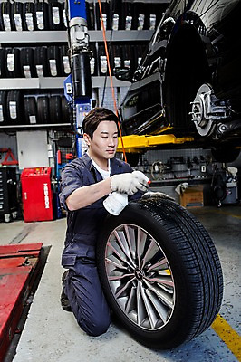 포토 JPG 전신 직업 남자 모션 자동차 작업복 한명 들기 사람 앉기 동양인 성인 앞모습 30대 한국인 도움 엔지니어 수리 무릎꿇기 타이어 스프레이 점검 자동차정비 정비소 카센터 남자만 남자한명만 성인남자만 성인한명만 성인남자한명만 장년만 장년남자만 장년남자한명만 성인만 국내포토 1 옷 육상교통 뷰포인트 컨셉 인종 장년 센터 기술자 파일형식