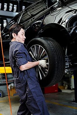 포토 JPG 직업 남자 모션 자동차 작업복 한명 서기 들기 사람 동양인 상반신 성인 옆모습 30대 한국인 도움 엔지니어 수리 타이어 점검 자동차정비 정비소 카센터 남자만 남자한명만 성인남자만 성인한명만 성인남자한명만 장년만 장년남자만 장년남자한명만 성인만 국내포토 1 옷 육상교통 뷰포인트 컨셉 인종 장년 센터 기술자 파일형식