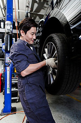 포토 JPG 직업 남자 모션 자동차 작업복 한명 서기 들기 사람 동양인 상반신 성인 옆모습 30대 한국인 도움 엔지니어 수리 타이어 점검 자동차정비 정비소 카센터 남자만 남자한명만 성인남자만 성인한명만 성인남자한명만 장년만 장년남자만 장년남자한명만 성인만 국내포토 1 옷 육상교통 뷰포인트 컨셉 인종 장년 센터 기술자 파일형식