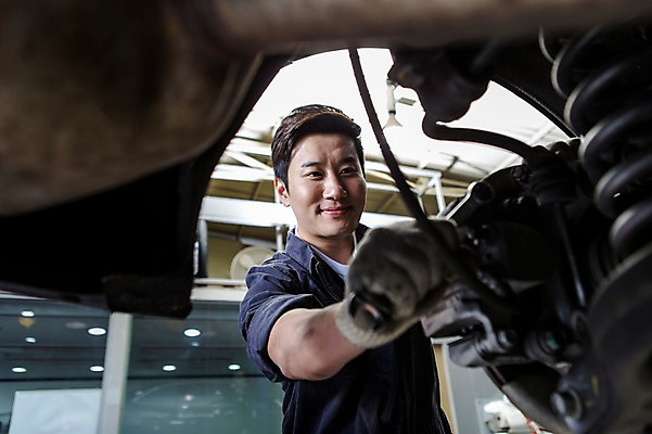 포토 JPG 직업 남자 모션 자동차 작업복 한명 서기 미소 사람 동양인 손짓 상반신 성인 앞모습 30대 한국인 도움 엔지니어 수리 타이어 점검 자동차정비 정비소 카센터 남자만 남자한명만 성인남자만 성인한명만 성인남자한명만 장년만 장년남자만 장년남자한명만 성인만 국내포토 1 옷 육상교통 뷰포인트 컨셉 표정 인종 장년 센터 기술자 파일형식