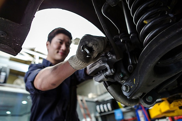 포토 JPG 직업 남자 로우앵글 모션 작업복 한명 서기 사람 동양인 손짓 성인 앞모습 아웃포커스 30대 한국인 도움 엔지니어 수리 타이어 점검 자동차정비 정비소 카센터 남자만 남자한명만 성인남자만 성인한명만 성인남자한명만 장년만 장년남자만 장년남자한명만 성인만 국내포토 1 옷 뷰포인트 컨셉 촬영기법 인종 장년 센터 기술자 파일형식