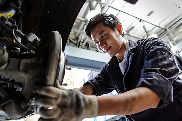 포토 JPG 직업 남자 모션 자동차 작업복 한명 서기 미소 사람 동양인 상반신 성인 옆모습 30대 한국인 도움 엔지니어 수리 타이어 점검 목장갑 자동차정비 정비소 카센터 남자만 남자한명만 성인남자만 성인한명만 성인남자한명만 장년만 장년남자만 장년남자한명만 성인만 국내포토 1 옷 육상교통 뷰포인트 장갑 컨셉 표정 인종 장년 센터 기술자 파일형식