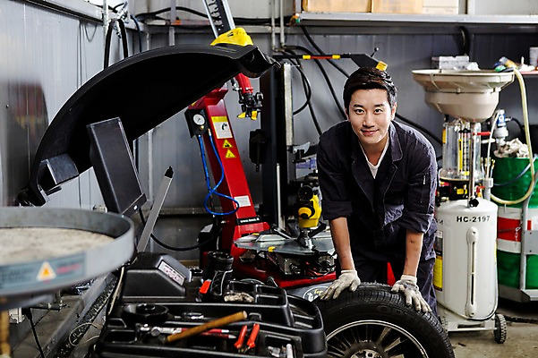 포토 JPG 직업 남자 모션 작업복 한명 서기 미소 사람 동양인 상반신 성인 앞모습 30대 기계 한국인 도움 엔지니어 수리 타이어 점검 목장갑 자동차정비 정비소 카센터 남자만 남자한명만 성인남자만 성인한명만 성인남자한명만 장년만 장년남자만 장년남자한명만 성인만 국내포토 1 옷 뷰포인트 장갑 컨셉 표정 인종 장년 센터 기술자 파일형식