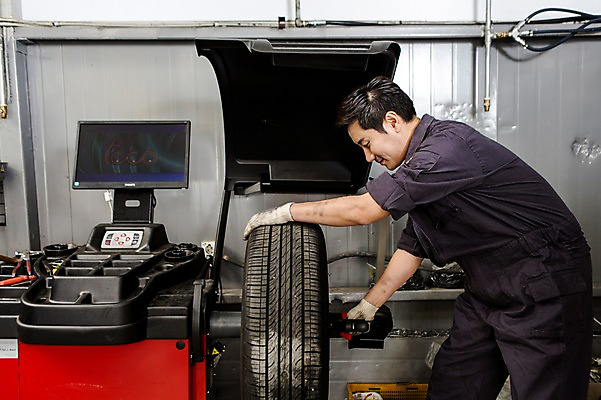 포토 JPG 직업 남자 모션 작업복 한명 서기 들기 사람 동양인 상반신 성인 옆모습 30대 기계 한국인 도움 엔지니어 수리 타이어 점검 자동차정비 정비소 카센터 남자만 남자한명만 성인남자만 성인한명만 성인남자한명만 장년만 장년남자만 장년남자한명만 성인만 국내포토 1 옷 뷰포인트 컨셉 인종 장년 센터 기술자 파일형식