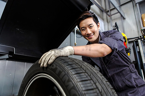포토 JPG 직업 남자 모션 작업복 한명 미소 사람 앉기 동양인 상반신 성인 앞모습 30대 한국인 도움 엔지니어 수리 타이어 점검 목장갑 자동차정비 정비소 카센터 남자만 남자한명만 성인남자만 성인한명만 성인남자한명만 장년만 장년남자만 장년남자한명만 성인만 국내포토 1 옷 뷰포인트 장갑 컨셉 표정 인종 장년 센터 기술자 파일형식