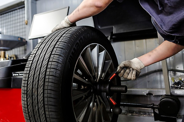 포토 JPG 직업 남자 모션 작업복 한명 사람 동양인 성인 신체부위 30대 기계 한국인 도움 수리 타이어 팔 점검 자동차정비 정비소 카센터 남자만 남자한명만 성인남자만 성인한명만 성인남자한명만 장년만 장년남자만 장년남자한명만 성인만 국내포토 1 옷 컨셉 인종 장년 센터 파일형식