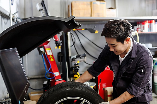 포토 JPG 직업 남자 모션 작업복 한명 서기 사람 동양인 상반신 성인 옆모습 30대 기계 한국인 도움 엔지니어 수리 타이어 점검 자동차정비 정비소 카센터 남자만 남자한명만 성인남자만 성인한명만 성인남자한명만 장년만 장년남자만 장년남자한명만 성인만 국내포토 1 옷 뷰포인트 컨셉 인종 장년 센터 기술자 파일형식