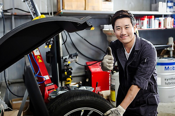 포토 JPG 직업 남자 모션 작업복 한명 서기 미소 사람 동양인 손짓 상반신 성인 앞모습 30대 기계 한국인 최고 도움 엔지니어 수리 타이어 점검 자동차정비 정비소 카센터 남자만 남자한명만 성인남자만 성인한명만 성인남자한명만 장년만 장년남자만 장년남자한명만 성인만 국내포토 1 옷 뷰포인트 컨셉 표정 인종 장년 센터 기술자 파일형식