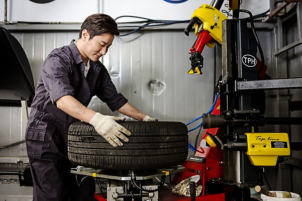 포토 JPG 직업 남자 모션 작업복 한명 서기 미소 사람 동양인 손짓 상반신 성인 옆모습 30대 기계 한국인 도움 엔지니어 수리 타이어 점검 자동차정비 정비소 카센터 남자만 남자한명만 성인남자만 성인한명만 성인남자한명만 장년만 장년남자만 장년남자한명만 성인만 국내포토 1 옷 뷰포인트 컨셉 표정 인종 장년 센터 기술자 파일형식