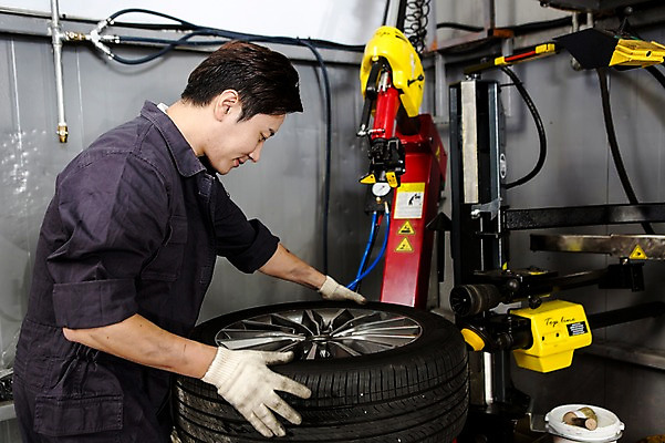 포토 JPG 직업 남자 모션 작업복 한명 서기 사람 동양인 상반신 성인 옆모습 30대 기계 한국인 도움 엔지니어 수리 타이어 점검 목장갑 자동차정비 정비소 카센터 남자만 남자한명만 성인남자만 성인한명만 성인남자한명만 장년만 장년남자만 장년남자한명만 성인만 국내포토 1 옷 뷰포인트 장갑 컨셉 인종 장년 센터 기술자 파일형식