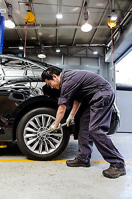 포토 JPG 전신 직업 남자 모션 자동차 작업복 숙이기 한명 서기 들기 사람 동양인 성인 옆모습 30대 한국인 도구 도움 엔지니어 수리 타이어 점검 자동차정비 정비소 카센터 남자만 남자한명만 성인남자만 성인한명만 성인남자한명만 장년만 장년남자만 장년남자한명만 성인만 국내포토 1 옷 육상교통 뷰포인트 포즈 컨셉 인종 장년 센터 기술자 파일형식