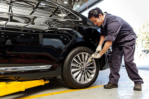 포토 JPG 전신 직업 남자 모션 자동차 작업복 숙이기 한명 서기 사람 동양인 성인 옆모습 30대 한국인 도구 도움 엔지니어 수리 타이어 점검 자동차정비 정비소 카센터 남자만 남자한명만 성인남자만 성인한명만 성인남자한명만 장년만 장년남자만 장년남자한명만 성인만 국내포토 1 옷 육상교통 뷰포인트 포즈 컨셉 인종 장년 센터 기술자 파일형식
