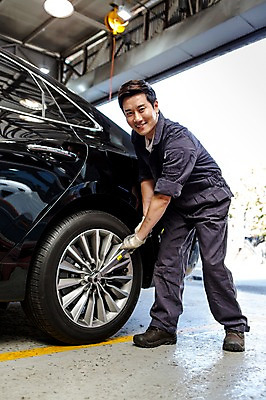 포토 JPG 전신 직업 남자 모션 자동차 작업복 한명 서기 미소 사람 동양인 성인 옆모습 30대 한국인 도구 도움 엔지니어 수리 타이어 점검 자동차정비 정비소 카센터 남자만 남자한명만 성인남자만 성인한명만 성인남자한명만 장년만 장년남자만 장년남자한명만 성인만 국내포토 1 옷 육상교통 뷰포인트 컨셉 표정 인종 장년 센터 기술자 파일형식