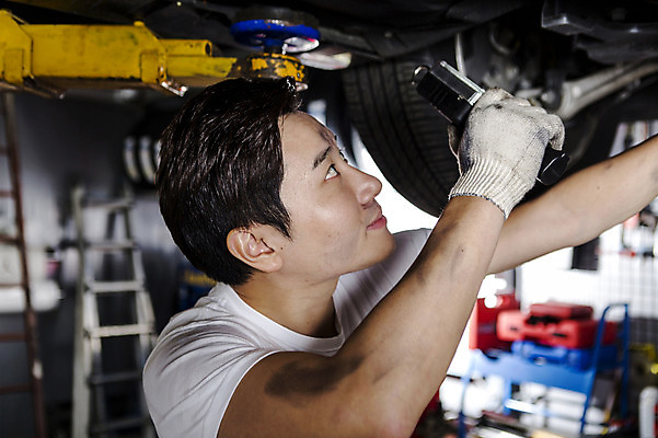 포토 JPG 직업 남자 모션 한명 서기 사람 동양인 상반신 성인 옆모습 30대 한국인 도구 도움 엔지니어 수리 타이어 점검 목장갑 자동차정비 정비소 카센터 남자만 남자한명만 성인남자만 성인한명만 성인남자한명만 장년만 장년남자만 장년남자한명만 성인만 국내포토 1 뷰포인트 장갑 컨셉 인종 장년 센터 기술자 파일형식