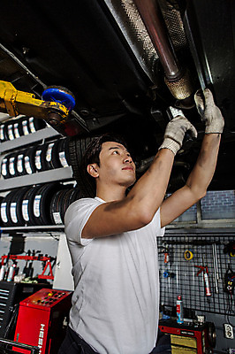포토 JPG 직업 남자 모션 한명 서기 사람 동양인 상반신 성인 옆모습 30대 한국인 도구 도움 엔지니어 수리 타이어 점검 자동차정비 정비소 카센터 남자만 남자한명만 성인남자만 성인한명만 성인남자한명만 장년만 장년남자만 장년남자한명만 성인만 국내포토 1 뷰포인트 컨셉 인종 장년 센터 기술자 파일형식