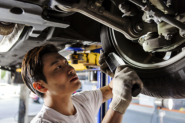 포토 JPG 직업 남자 모션 자동차 한명 서기 사람 동양인 상반신 성인 옆모습 30대 한국인 도구 도움 엔지니어 수리 타이어 점검 자동차정비 정비소 카센터 남자만 남자한명만 성인남자만 성인한명만 성인남자한명만 장년만 장년남자만 장년남자한명만 성인만 국내포토 1 육상교통 뷰포인트 컨셉 인종 장년 센터 기술자 파일형식