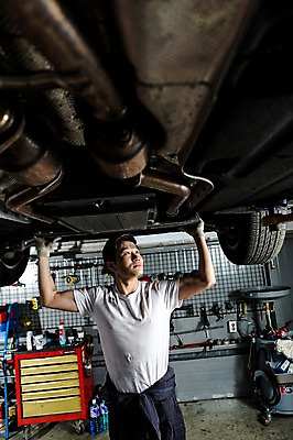 포토 JPG 직업 남자 모션 자동차 한명 서기 사람 동양인 상반신 성인 앞모습 30대 기계 한국인 도구 도움 엔지니어 수리 타이어 점검 자동차정비 정비소 카센터 남자만 남자한명만 성인남자만 성인한명만 성인남자한명만 장년만 장년남자만 장년남자한명만 성인만 국내포토 1 육상교통 뷰포인트 컨셉 인종 장년 센터 기술자 파일형식