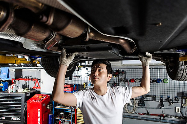 포토 JPG 직업 남자 모션 자동차 한명 서기 사람 동양인 손짓 상반신 성인 앞모습 30대 손들기 기계 한국인 도구 도움 엔지니어 수리 타이어 점검 자동차정비 정비소 카센터 남자만 남자한명만 성인남자만 성인한명만 성인남자한명만 장년만 장년남자만 장년남자한명만 성인만 국내포토 1 육상교통 뷰포인트 컨셉 인종 장년 센터 기술자 파일형식