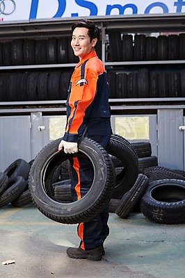 포토 JPG 전신 직업 남자 모션 작업복 한명 서기 미소 들기 사람 동양인 성인 옆모습 30대 한국인 도움 엔지니어 타이어 자동차정비 정비소 카센터 남자만 남자한명만 성인남자만 성인한명만 성인남자한명만 장년만 장년남자만 장년남자한명만 성인만 국내포토 1 옷 뷰포인트 컨셉 표정 인종 장년 센터 기술자 수리 파일형식