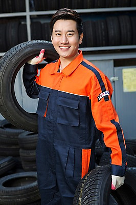 포토 JPG 직업 남자 모션 작업복 한명 서기 미소 들기 사람 동양인 상반신 성인 앞모습 30대 한국인 도움 엔지니어 타이어 자동차정비 정비소 카센터 남자만 남자한명만 성인남자만 성인한명만 성인남자한명만 장년만 장년남자만 장년남자한명만 성인만 국내포토 1 옷 뷰포인트 컨셉 표정 인종 장년 센터 기술자 수리 파일형식