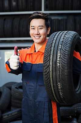 포토 JPG 직업 남자 모션 작업복 한명 서기 미소 들기 사람 동양인 손짓 상반신 성인 앞모습 30대 한국인 최고 도움 엔지니어 타이어 자동차정비 정비소 카센터 남자만 남자한명만 성인남자만 성인한명만 성인남자한명만 장년만 장년남자만 장년남자한명만 성인만 국내포토 1 옷 뷰포인트 컨셉 표정 인종 장년 센터 기술자 수리 파일형식