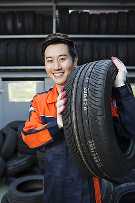 포토 JPG 직업 남자 모션 작업복 한명 서기 미소 들기 사람 동양인 상반신 성인 앞모습 30대 한국인 도움 엔지니어 타이어 자동차정비 정비소 카센터 남자만 남자한명만 성인남자만 성인한명만 성인남자한명만 장년만 장년남자만 장년남자한명만 성인만 국내포토 1 옷 뷰포인트 컨셉 표정 인종 장년 센터 기술자 수리 파일형식